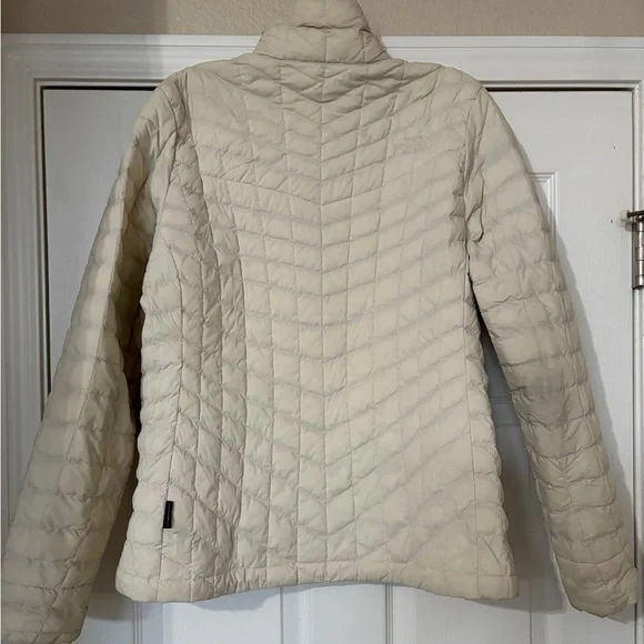 The North Face Women's Off-White Puffer Jacket - Picture 2 of 8